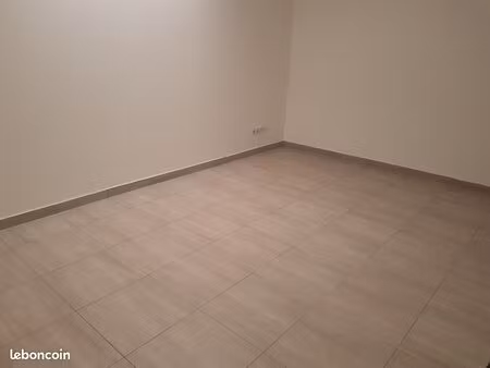 bureau professionnel de 15 m² à louer – 1 place de parking incluse – accès 24h/24 et 7j/7 