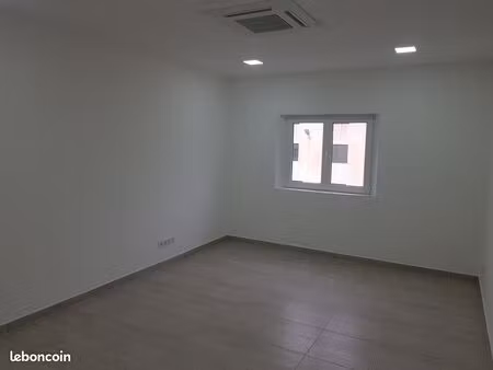 bureau professionnel de 15 m² à louer – 1 place de parking incluse – accès 24h/24 et 7j/7 