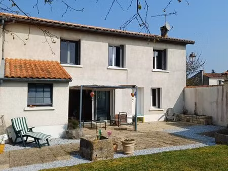 maison ancienne rénovée (167m2 et 1500m2 terrain) au calme à vendre  aux portes de mansle