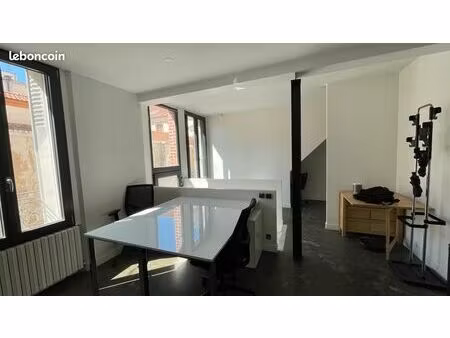 ancien loft transformé en bureau + local d'activité au sous-sol + cour semi-privative dans