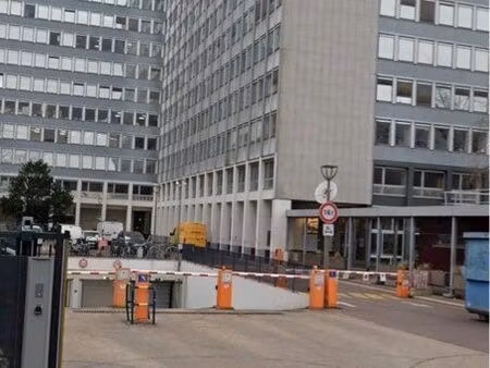 place de parking couverte avec sécurité 24h/24 et 7j/7
