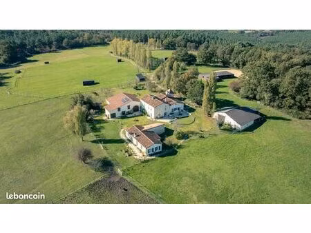 a 20 minutes de chalais  sur plus de 32 hectares dont 8 hectares de pins  à 600 m du voisi