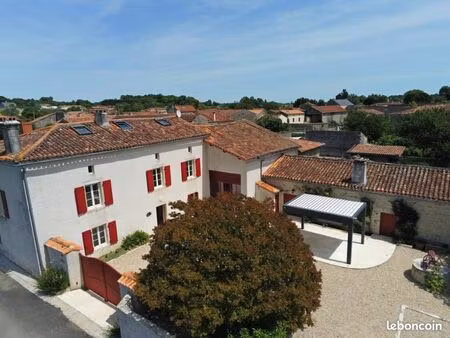 belle maison de caractère rénovée avec prestations haut de gamme à proximité d’aigre