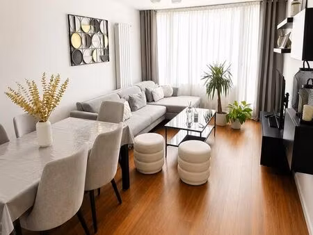 appartement rénové avec balcon et stationnement – cœur de châtillon