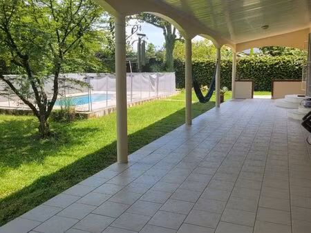 villa familiale piscine terrain arboré