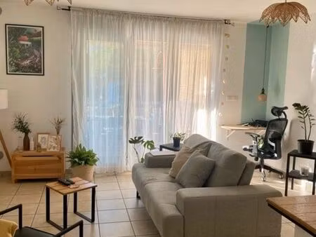 appartement meublé 49 m² avec parking — la possession (centre)