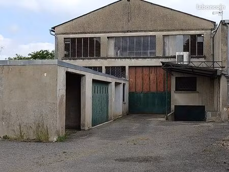 hangar / atelier avec parkings - centre ville