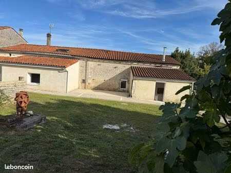 maison charentaise rénovée avec dépendances et potentiel locatif
