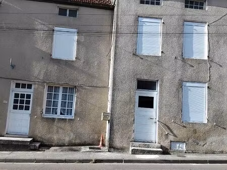 grande maison de village avec deux portes d’entree