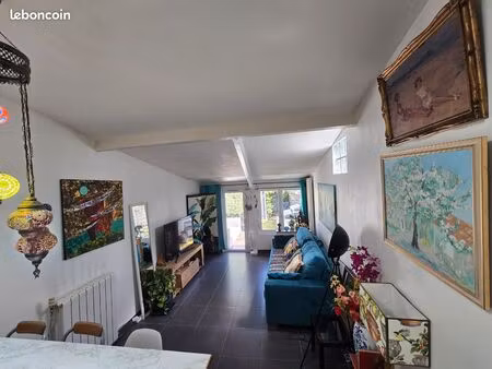 maison de plain-pied de 60 m² avec un jardin devant et un derrière sur une parcelle de 130