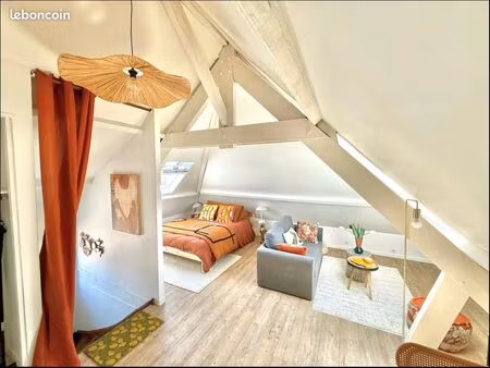 très joli studio meublé