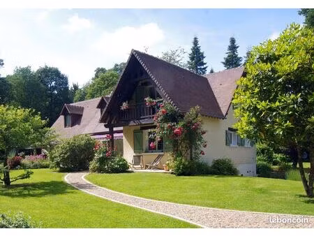 superbe propriété de 182 m2 dans cadre idyllique sur parc de 4430 m2 entièrement clos et a