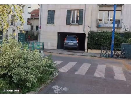 place de parking avec borne de recharge
