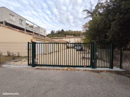 grand box sécurisé 22 m² + mezzanine 12 m² + parking privé – centre livron-sur-drôme