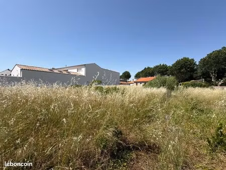 terrain 701 m² angoulins