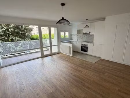 t2 meublé rénové – courbevoie bécon – 50 m² – balcon – parking