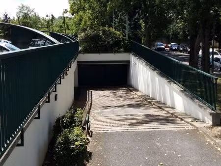 parking interieur en sous-sol sécurisé situé à chevilly larue - croix du sud limite l'hay 