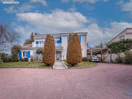 grande maison à fort potentiel : famille  activité ou investissement