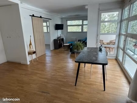 grand t2 baigné de lumière  entièrement rénové et avec balcon