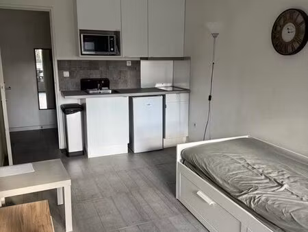 beau studio avec terrasse