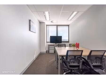 bureau privé à louer pour 3 personnes à la défense  tour ariane puteaux