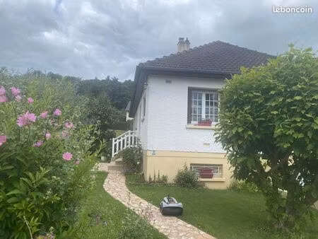 maison de village sur sous-sol avec toit à 4 pans