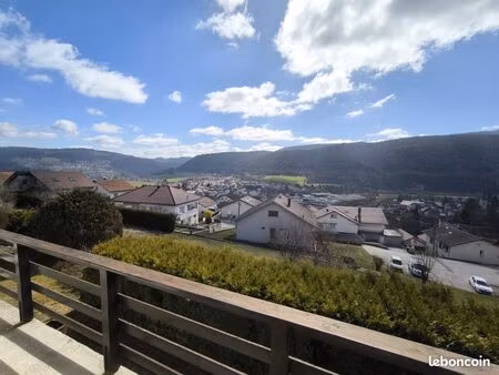 maison avec vue dégagée sur le doubs
