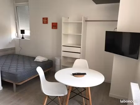 loue très beau studio meublé au centre ville de montbéliard avec place de parking