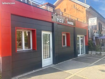 local commercial 94 m2 plus 45 m2 de terrasse cadastrée sur axe principale