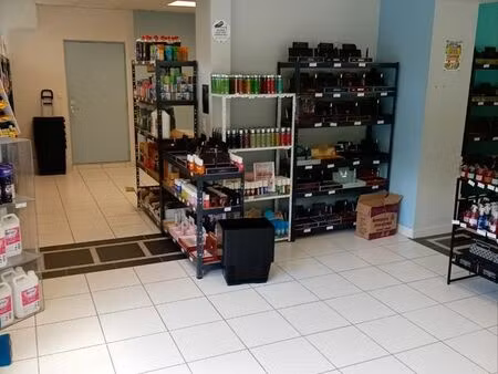 local commercial 93m2 plus parking 10 places