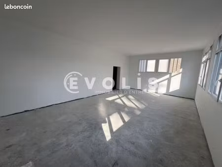 bureau 66 m²