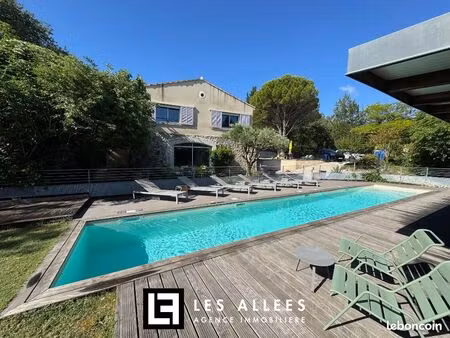 propriété 5 pièces 202 m²