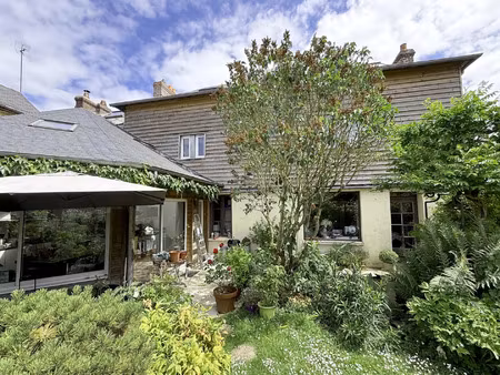 maison ancienne de charme  avec jardin  terrasse et garage.