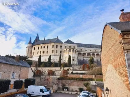 t2 meublé de standing (35 m²) – véritable chambre avec vue château