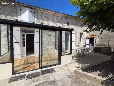 maison en pierre avec grande cour et jardin
