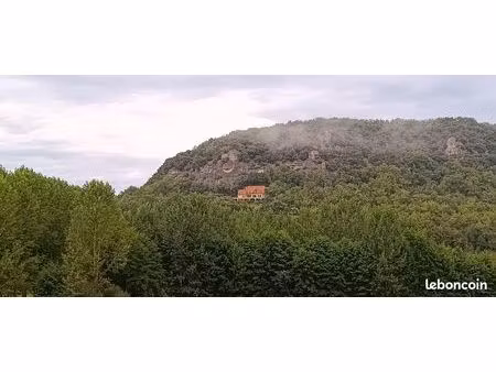 maison traditionnelle en pierre du pays avec vue imprenable