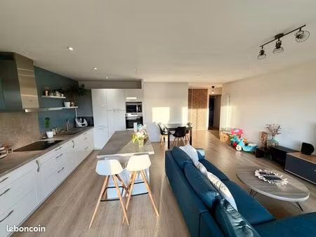 appartement 3 chambres  avec vue  terrasse  garage et place de parking