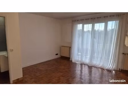 studio avec grand balcon à osny