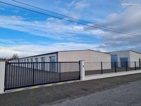 location box de stockage / garde meuble / dépôt / garage