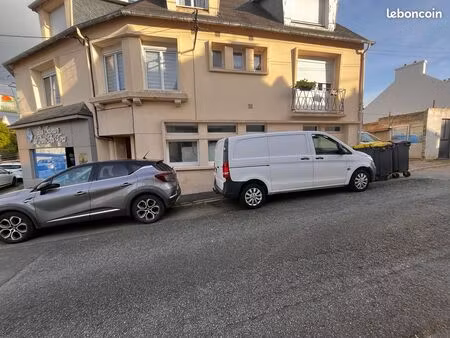 vend petit immeuble 2 duplexe et un commerce occuper