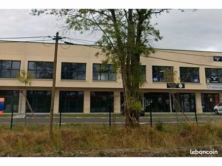 local commercial pompignac