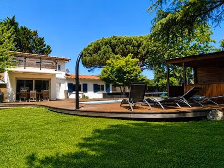 a louer de septembre à juin grande villa meublée avec piscine dans quartier calme