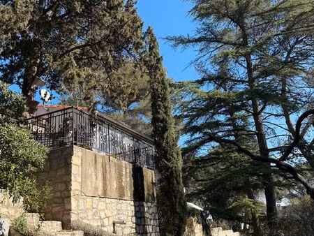 terrain arboré 2100 m² – nîmes