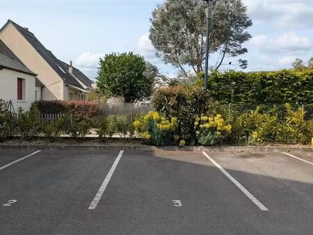 à vendre : place de parking privative sécurisée - centre-ville de montlouis-sur-loire