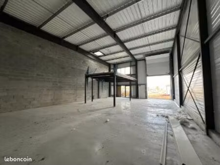 local commercial/stockage 200m2 pleumeleuc