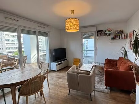 f3 avec 20m2 de terrasse   refait à neuf cœur de ville
