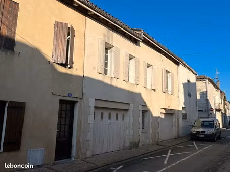 maison de ville ( deux garages)