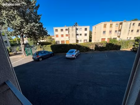 t2 climatisé dpe d 1er étage avec balcon  cave et parking