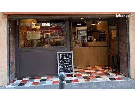 local pizza à emporter et livraison au coeur du centre ville  places de parking juste deva