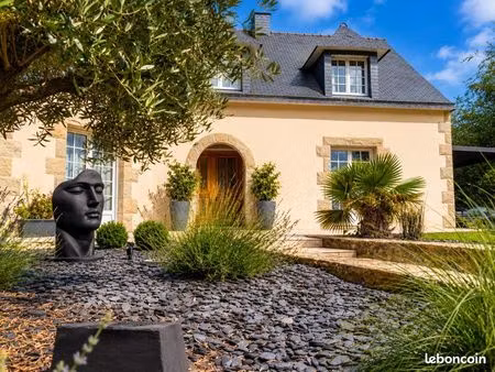 maison familiale avec grand jardin paysager